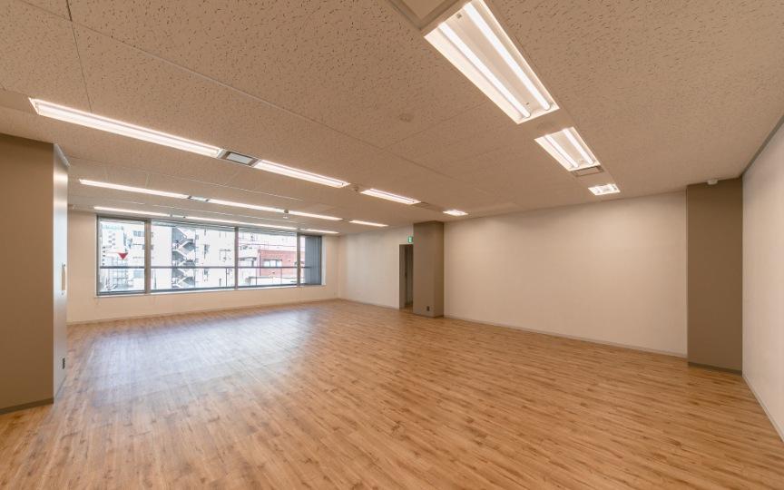 木目調の落ち着いた内装 ラウンジ・会議室付きの居抜き賃貸オフィス物件(約60坪) ｜居抜きオフィス物件検索サイト【vivit-ビビット】（8）