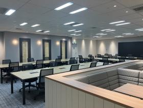 デザイン性重視！会議室２部屋完備！の居抜き賃貸オフィス物件(約100坪) ｜居抜きオフィス物件検索サイト【vivit-ビビット】（サムネイル7）