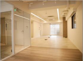 会議室（什器付き） 男女別トイレ完備の居抜き賃貸オフィス物件(約20坪) ｜居抜きオフィス物件検索サイト【vivit-ビビット】（サムネイル3）