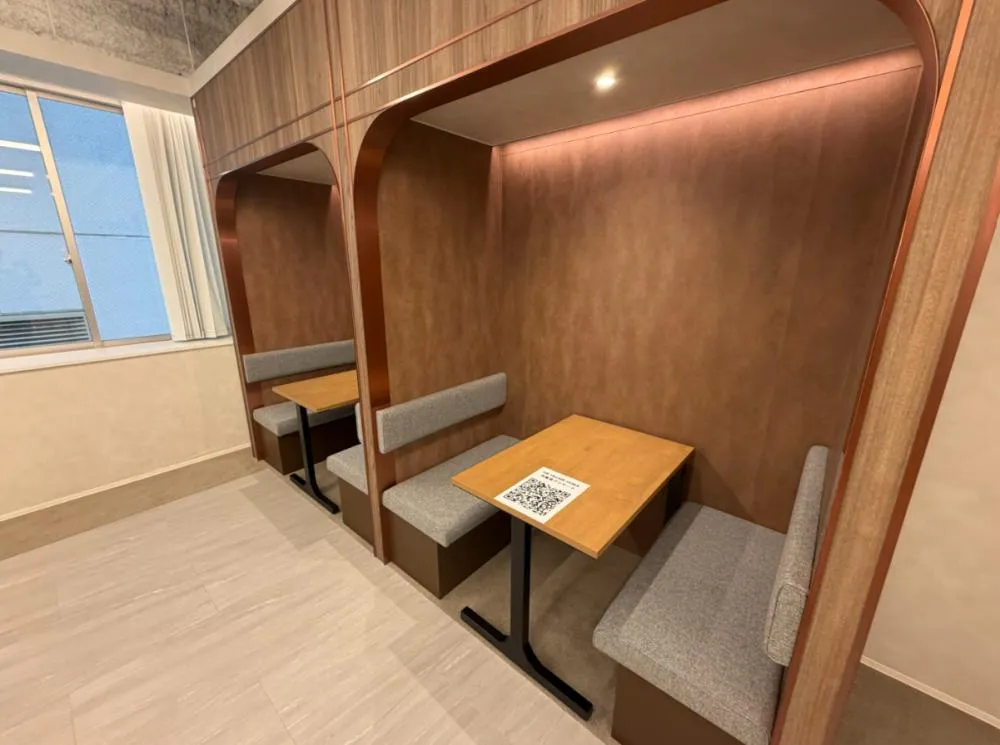 6名用会議室を備え来客対応まで整う12名オフィス 大阪府大阪市中央区本町 約25坪（約82㎡）