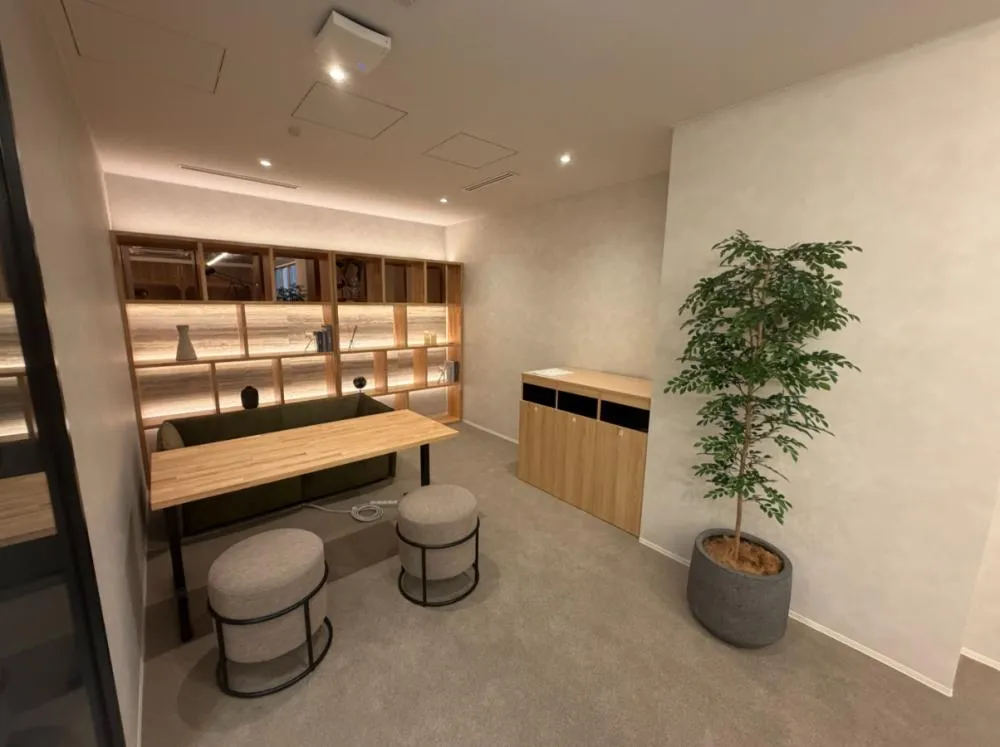6名用会議室を備え来客対応まで整う12名オフィスの居抜き賃貸オフィス物件(約25坪) ｜居抜きオフィス物件検索サイト【vivit-ビビット】（3）