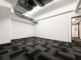 リフレッシュ空間付きで執務席は自由に設計の居抜き賃貸オフィス物件(約110坪) ｜居抜きオフィス物件検索サイト【vivit-ビビット】（サムネイル6）