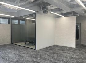 会議室什器付きで移転初日から商談が進むオフィスの居抜き賃貸オフィス物件(約30坪) ｜居抜きオフィス物件検索サイト【vivit-ビビット】（サムネイル3）