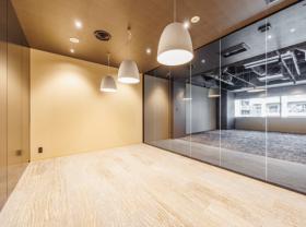 会議室もブースもそろう浜町拠点の居抜き賃貸オフィス物件(約50坪) ｜居抜きオフィス物件検索サイト【vivit-ビビット】（サムネイル3）