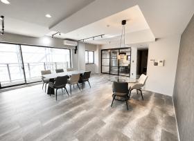 新拠点づくりをシンプルにする家具付き環境の居抜き賃貸オフィス物件(約15坪) ｜居抜きオフィス物件検索サイト【vivit-ビビット】（サムネイル1）