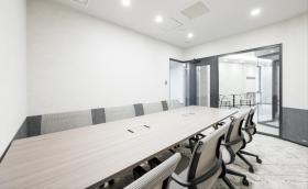 会議の多い20名規模に応えるセットアップの居抜き賃貸オフィス物件(約40坪) ｜居抜きオフィス物件検索サイト【vivit-ビビット】（サムネイル1）