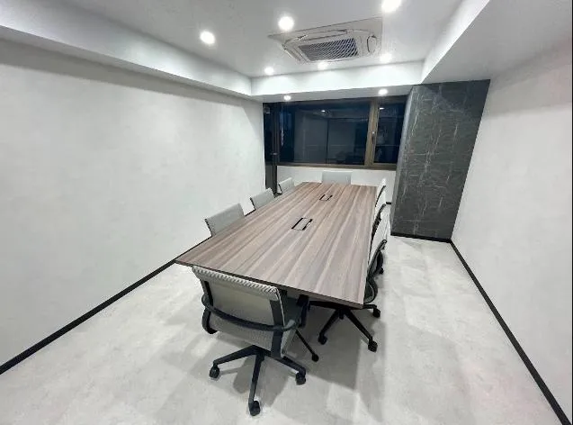 視線が抜けるラウンジで、自然な会話が生まれるの居抜き賃貸オフィス物件(約60坪) ｜居抜きオフィス物件検索サイト【vivit-ビビット】（5）