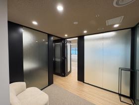 御堂筋沿／視認性高／シンプルな内装の居抜き賃貸オフィス物件(約65坪) ｜居抜きオフィス物件検索サイト【vivit-ビビット】（サムネイル3）