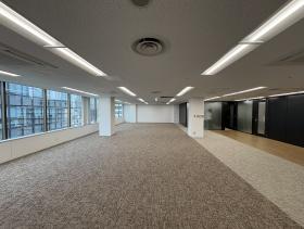 御堂筋沿／視認性高／シンプルな内装の居抜き賃貸オフィス物件(約65坪) ｜居抜きオフィス物件検索サイト【vivit-ビビット】（サムネイル5）