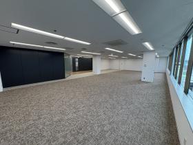 御堂筋沿／視認性高／シンプルな内装の居抜き賃貸オフィス物件(約65坪) ｜居抜きオフィス物件検索サイト【vivit-ビビット】（サムネイル6）