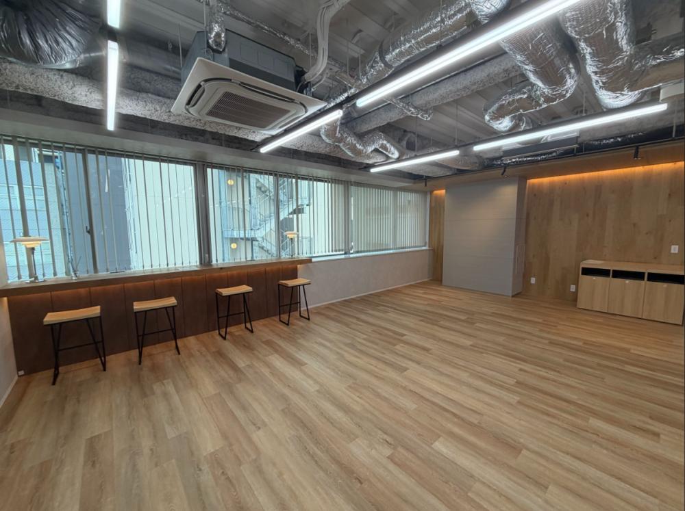 10名用会議室を備えた16名規模の内装付きオフィスの居抜き賃貸オフィス物件(約35坪) ｜居抜きオフィス物件検索サイト【vivit-ビビット】（3）
