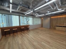 10名用会議室を備えた16名規模の内装付きオフィスの居抜き賃貸オフィス物件(約35坪) ｜居抜きオフィス物件検索サイト【vivit-ビビット】（サムネイル3）