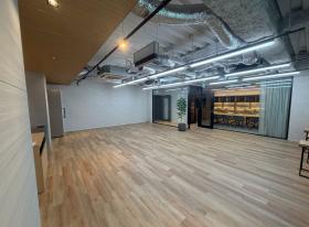 10名用会議室を備えた16名規模の内装付きオフィスの居抜き賃貸オフィス物件(約35坪) ｜居抜きオフィス物件検索サイト【vivit-ビビット】（サムネイル4）