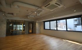 東京都中央区日本橋小伝馬町 約40坪の居抜き賃貸オフィス物件(約40坪) ｜居抜きオフィス物件検索サイト【vivit-ビビット】（サムネイル3）