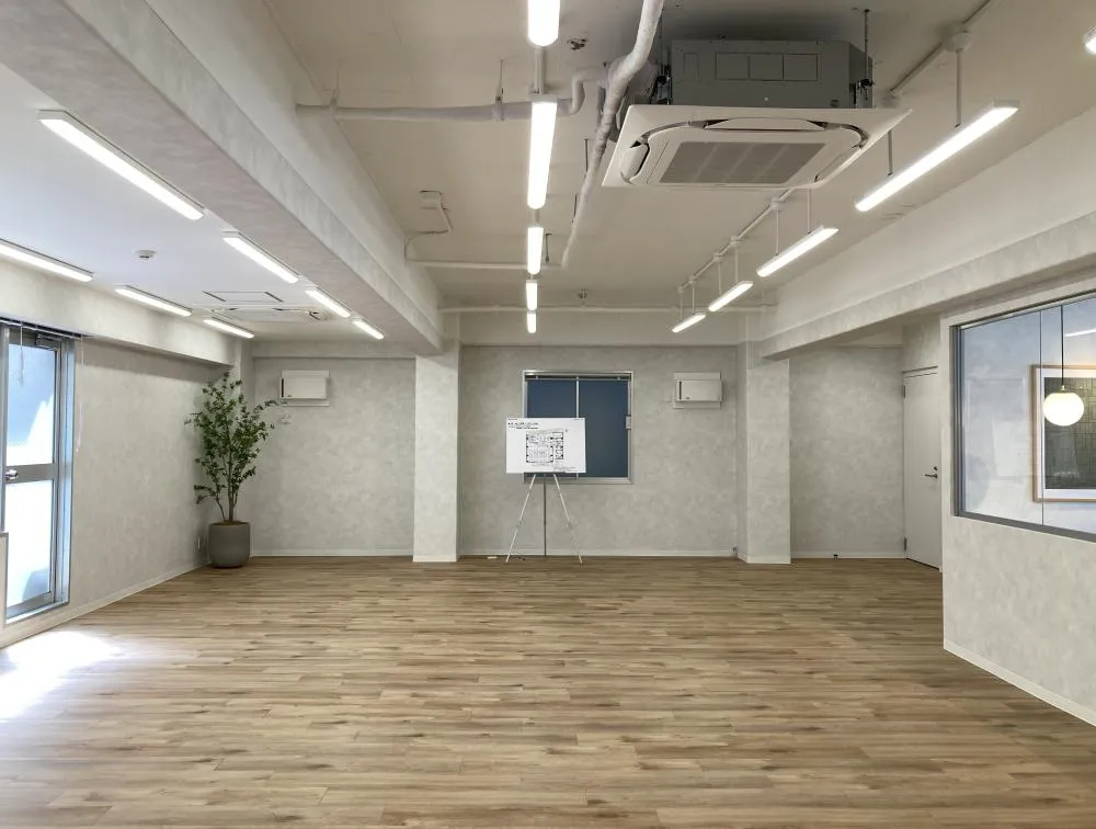 会議室あり グレー基調のおしゃれ内装の居抜き賃貸オフィス物件(約45坪) ｜居抜きオフィス物件検索サイト【vivit-ビビット】（8）