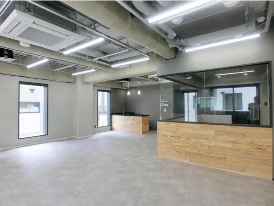 会議室1部屋 グレー基調のお洒落な内装の居抜き賃貸オフィス物件(約20坪) ｜居抜きオフィス物件検索サイト【vivit-ビビット】（5）