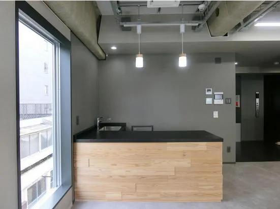 会議室1部屋 グレー基調のお洒落な内装の居抜き賃貸オフィス物件(約20坪) ｜居抜きオフィス物件検索サイト【vivit-ビビット】（7）