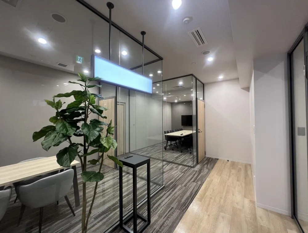 モノトーン&ゴージャス 会議室２部屋付きの居抜き賃貸オフィス物件(約50坪) ｜居抜きオフィス物件検索サイト【vivit-ビビット】（3）
