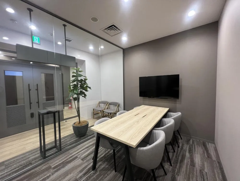 モノトーン&ゴージャス 会議室２部屋付きの居抜き賃貸オフィス物件(約50坪) ｜居抜きオフィス物件検索サイト【vivit-ビビット】（4）