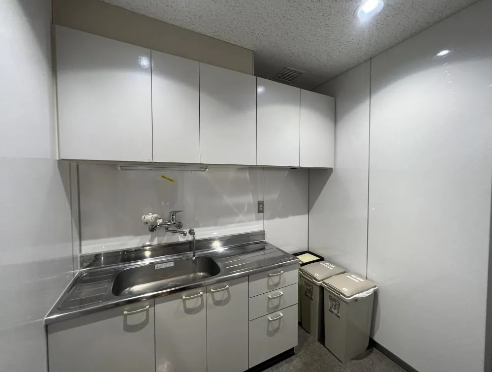 モノトーン&ゴージャス 会議室２部屋付きの居抜き賃貸オフィス物件(約50坪) ｜居抜きオフィス物件検索サイト【vivit-ビビット】（10）