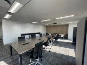 会議室・執務室全てに什器付き！の居抜き賃貸オフィス物件(約35坪) ｜居抜きオフィス物件検索サイト【vivit-ビビット】（サムネイル3）
