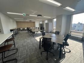 会議室・執務室全てに什器付き！の居抜き賃貸オフィス物件(約35坪) ｜居抜きオフィス物件検索サイト【vivit-ビビット】（サムネイル4）