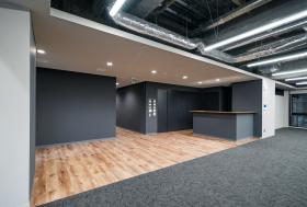 天井スケルトン 会議室2部屋設置の居抜き賃貸オフィス物件(約75坪) ｜居抜きオフィス物件検索サイト【vivit-ビビット】（サムネイル5）