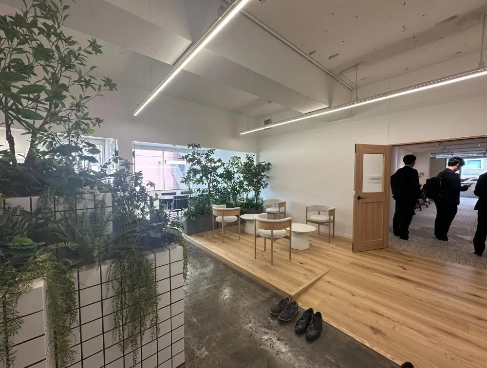 おしゃれな内装 会議室2部屋付きの居抜き賃貸オフィス物件(約75坪) ｜居抜きオフィス物件検索サイト【vivit-ビビット】（8）