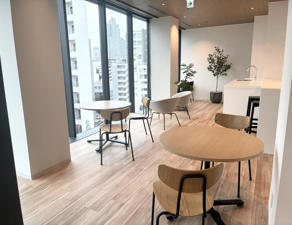 新築オフィス 会議室2室とフォンブース1室の居抜き賃貸オフィス物件(約100坪) ｜居抜きオフィス物件検索サイト【vivit-ビビット】（3）