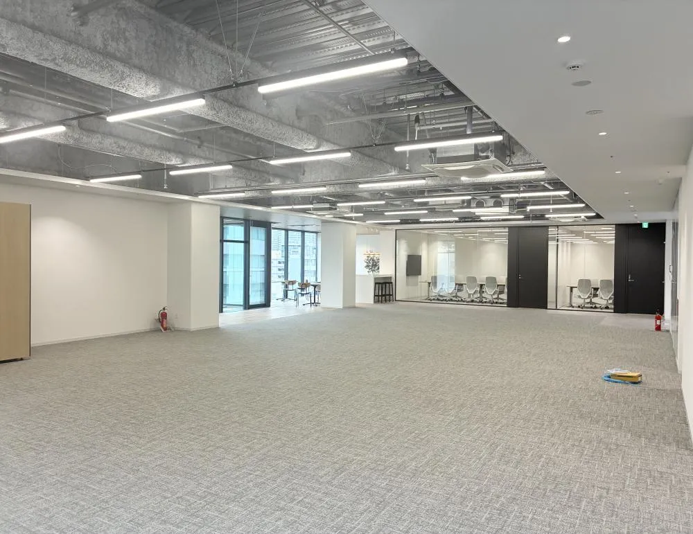 新築オフィス 会議室2室とフォンブース1室の居抜き賃貸オフィス物件(約100坪) ｜居抜きオフィス物件検索サイト【vivit-ビビット】（5）