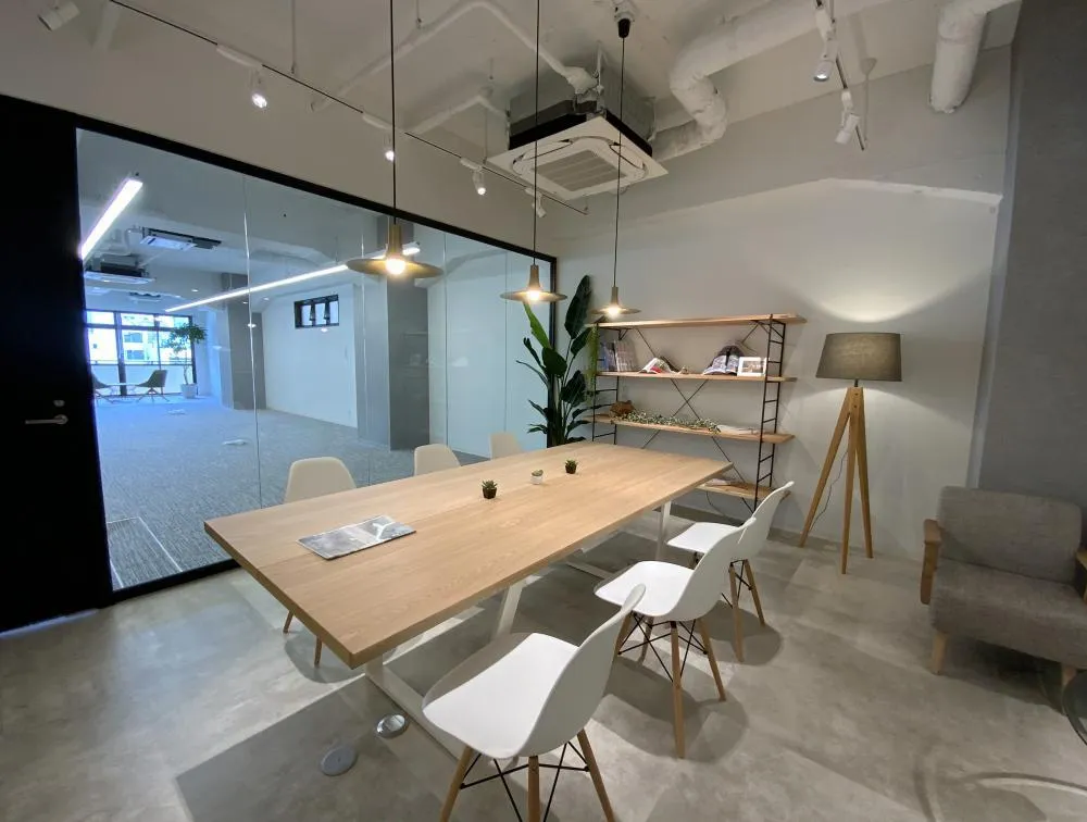 会議室二部屋あり！ オシャレなラウンジの居抜き賃貸オフィス物件(約65坪) ｜居抜きオフィス物件検索サイト【vivit-ビビット】（3）