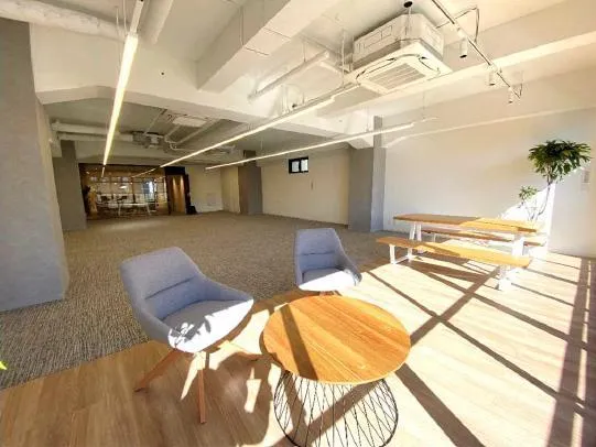 会議室二部屋あり！ オシャレなラウンジの居抜き賃貸オフィス物件(約65坪) ｜居抜きオフィス物件検索サイト【vivit-ビビット】（5）