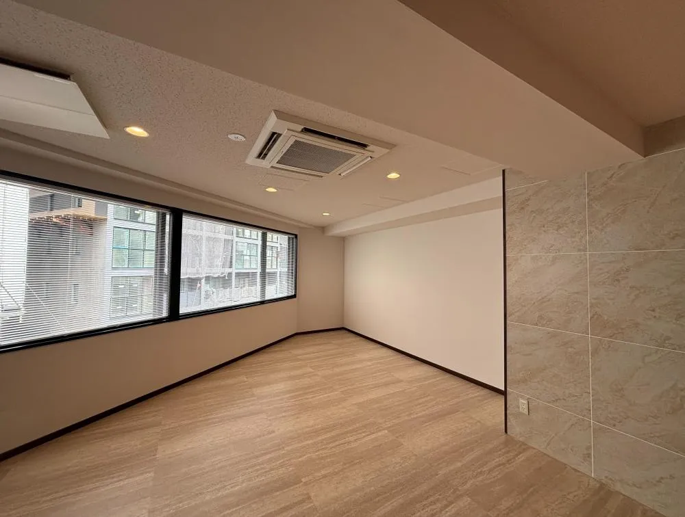 共有部含めフルリニューアルの居抜き賃貸オフィス物件(約105坪) ｜居抜きオフィス物件検索サイト【vivit-ビビット】（3）