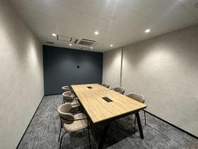 6名用会議室付き！ 新宿三丁目駅直結！の居抜き賃貸オフィス物件(約35坪) ｜居抜きオフィス物件検索サイト【vivit-ビビット】（サムネイル1）