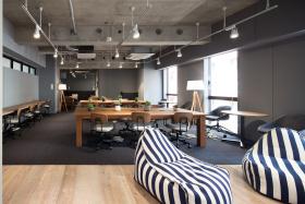 1階に共用ラウンジ・会議室の居抜き賃貸オフィス物件(約50坪) ｜居抜きオフィス物件検索サイト【vivit-ビビット】（サムネイル1）