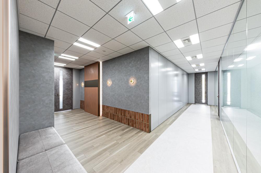 シックな内装 会議室3室有りの居抜き賃貸オフィス物件(約120坪) ｜居抜きオフィス物件検索サイト【vivit-ビビット】（3）