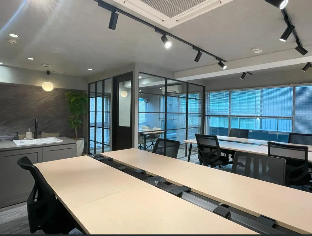8名利用の小規模オフィス 会議室付き！の居抜き賃貸オフィス物件(約15坪) ｜居抜きオフィス物件検索サイト【vivit-ビビット】（4）