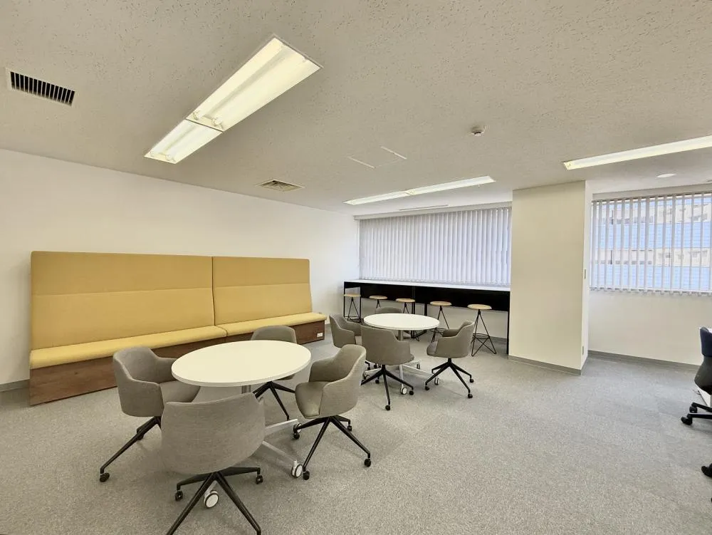 設置家具の買い取り可能 会議室3部屋想定の居抜き賃貸オフィス物件(約110坪) ｜居抜きオフィス物件検索サイト【vivit-ビビット】（3）