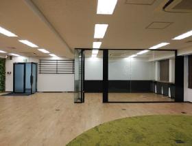 ガラスパーティションの会議室付の居抜き賃貸オフィス物件(約35坪) ｜居抜きオフィス物件検索サイト【vivit-ビビット】（サムネイル3）