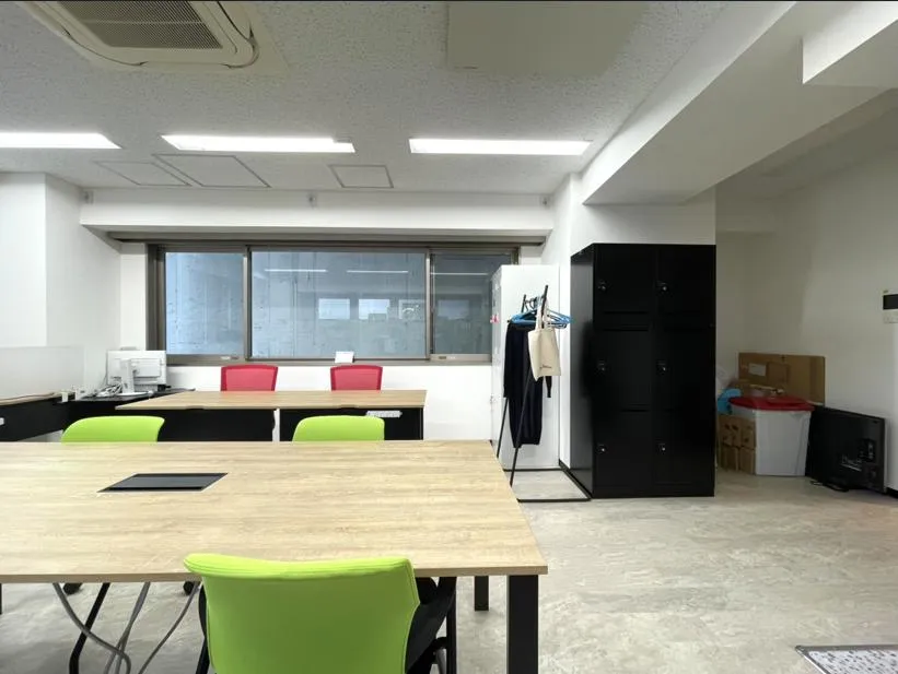 シンプルなデザイン 会議室付き！の居抜き賃貸オフィス物件(約20坪) ｜居抜きオフィス物件検索サイト【vivit-ビビット】（3）