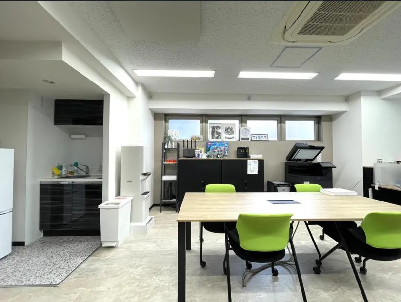 シンプルなデザイン 会議室付き！の居抜き賃貸オフィス物件(約20坪) ｜居抜きオフィス物件検索サイト【vivit-ビビット】（4）