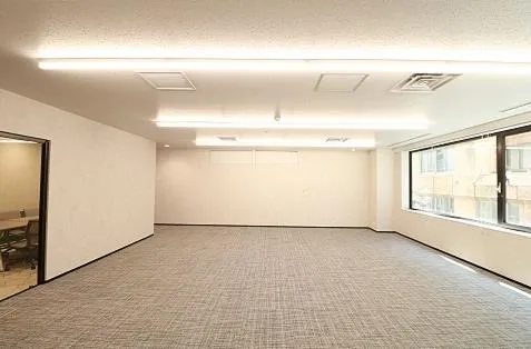 会議室什器あり きれいな内装の居抜き賃貸オフィス物件(約40坪) ｜居抜きオフィス物件検索サイト【vivit-ビビット】（3）