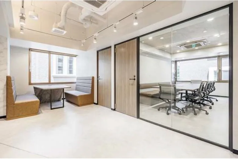 執務室の什器付き！ 会議室と別でWebブース付き！ 東京都新宿区三栄町 約60坪（約198㎡）