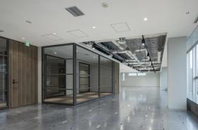 天井スケルトン 会議室2室の居抜き賃貸オフィス物件(約70坪) ｜居抜きオフィス物件検索サイト【vivit-ビビット】（サムネイル1）