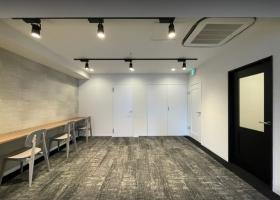 会議室付きオフィス フォンブース付きの居抜き賃貸オフィス物件(約35坪) ｜居抜きオフィス物件検索サイト【vivit-ビビット】（サムネイル3）