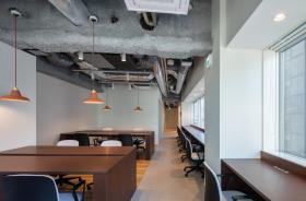 築浅デザイナーズ物件！ 会議室造作済み！の居抜き賃貸オフィス物件(約25坪) ｜居抜きオフィス物件検索サイト【vivit-ビビット】（サムネイル1）