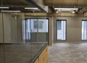 駅近好立地オフィス 会議室1室付きの居抜き賃貸オフィス物件(約20坪) ｜居抜きオフィス物件検索サイト【vivit-ビビット】（サムネイル3）