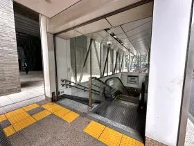 A8出入口から地上へ出る