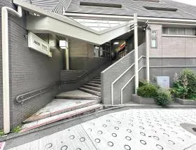 南口から出て左に進む