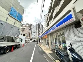 突き当りまで直進し左に曲がる